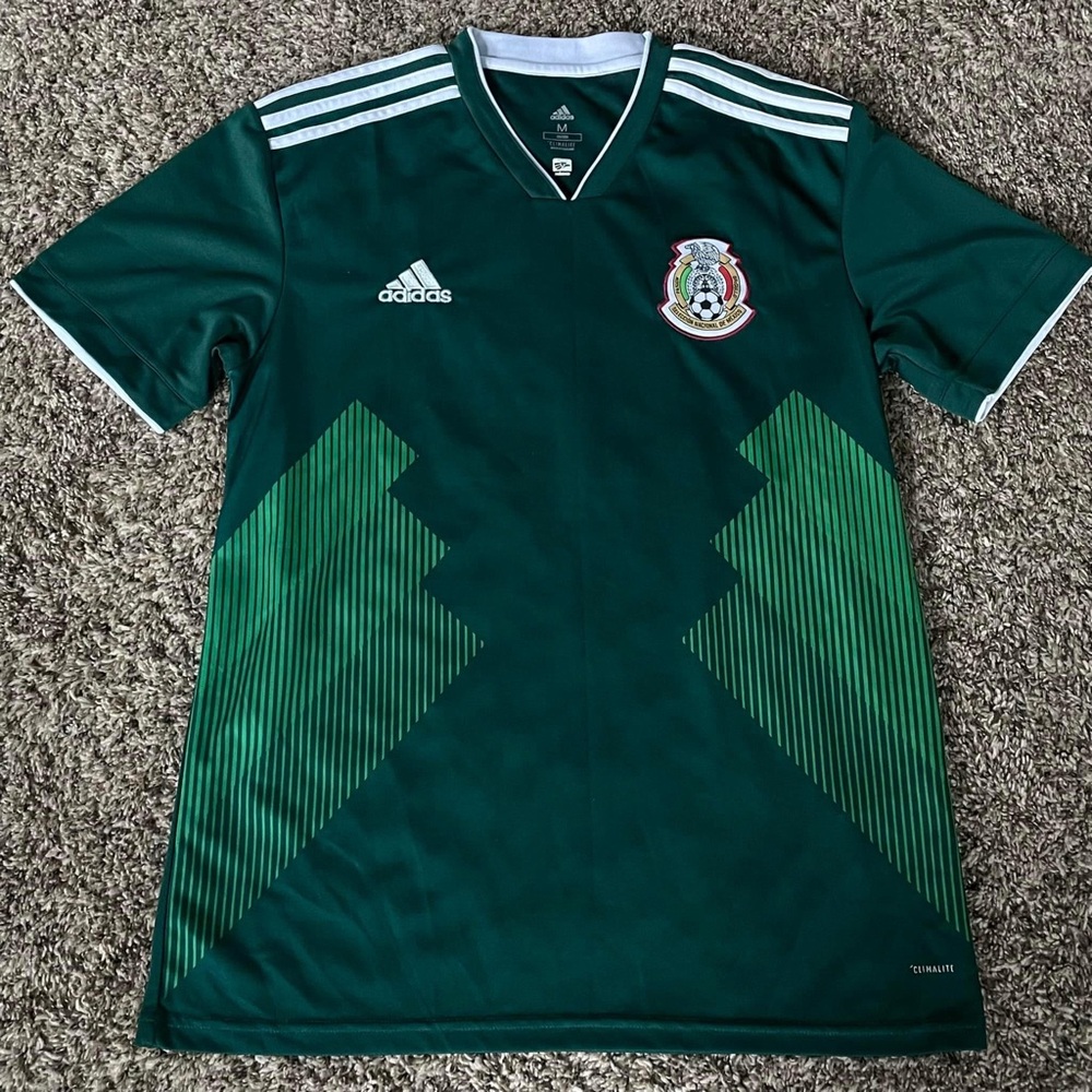 Men's soccer jersey size M